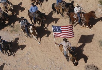 La familia Bundy y sus seguidores celebran la liberación del ganado del ranchero tras la presión de las milicias.