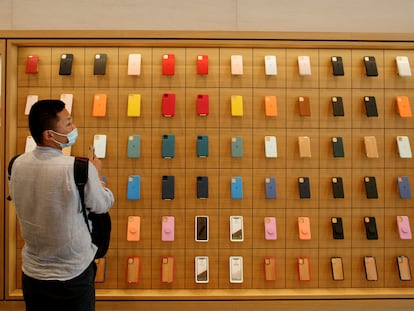 Un hombre junto a productos de Apple en una tienda en Pekín, en julio del año pasado.