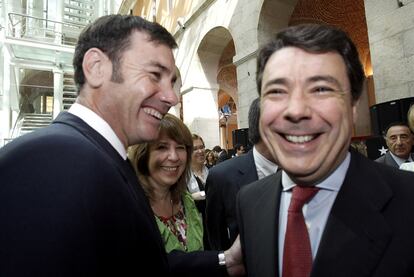 Tomás Gómez bromea con Ignacio González. Detrás, Maru Menéndez.