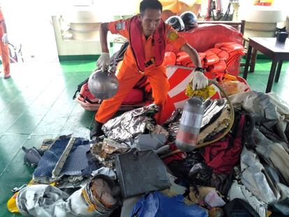 Las autoridades de Indonesia confirmaron que el avión se estrelló 13 minutos después de despegar. En la imagen, personal de rescate tras recoger objetos pertenecientes al avión siniestrado en aguas del Tanjung Karawang, costa de Indoneisa.