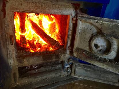 HORNO ALIMENTADO CON LEÑA DE ENCINA / CAPEL