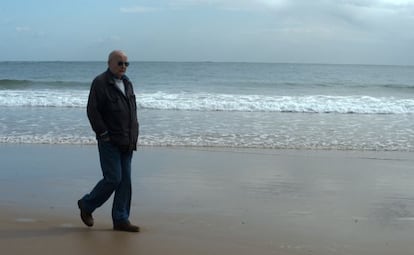 Mario Camus, en la playa del Sardinero, en Santander, la semana pasada.