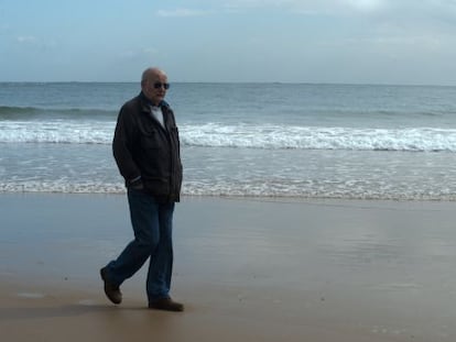 Mario Camus, en la playa del Sardinero, en Santander, la semana pasada.