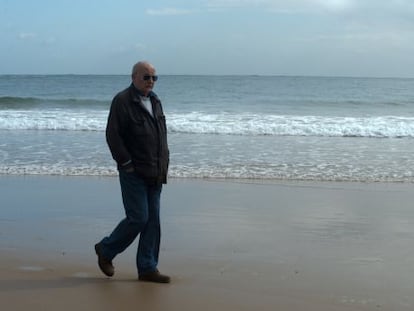 Mario Camus, en la playa del Sardinero, en Santander, la semana pasada.