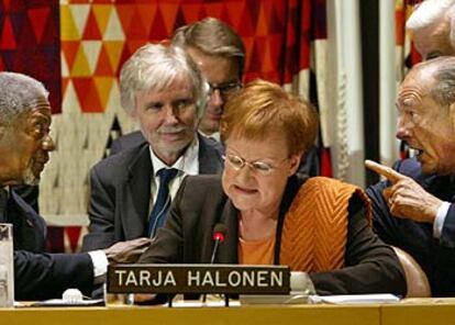 El secretario general de la ONU, Kofi Annan, y el presidente francés, Jacques Chirac, conversan en Nueva York detrás de la presidenta finlandesa, Tarja Halonen.