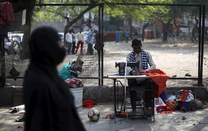 Puesto ambulante de confección de ropa en una calle de Nueva Delhi, India.