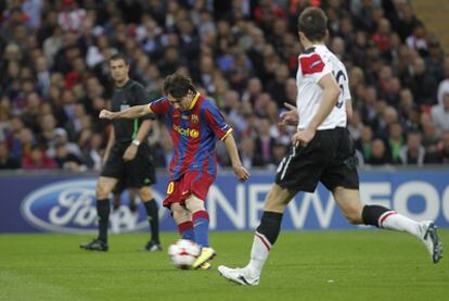 Messi dispara para marcar el segundo gol azulgrana.