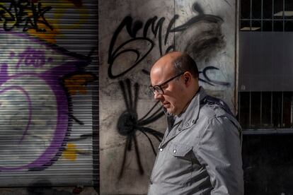 Ricardo Silva Romero, autor de 'El libro del duelo', camina en Bogotá.