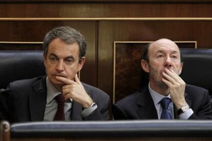 Zapatero y Rubalcaba, durante una sesión de control en el Congreso el pasado 22 de junio.