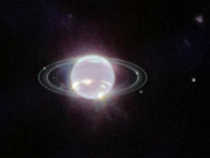 Neptuno, captado el telescopio espacial 'James Webb' donde se observan las nubes de metano congelado del planeta y sus bandas de polvo, anillos y lunas.