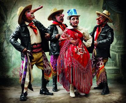 Traje de danza majeño, fotografía de Mario Testino que forma parte de la colección Hochschild.