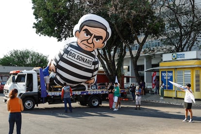 Estudiantes exhiben este viernes en Brasilia un muñeco hinchable de Bolsonaro vestido de recluso.