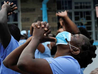 Una enfermera participa en un programa de zumba que les ayuda a enfrentarse a situaciones de estrés en su trabajo en la Unidad de Enfermedades Infecciosas del Hospital Nacional Kenyatta en Nairobi, Kenia.