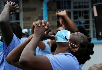 Una enfermera participa en un programa de zumba que les ayuda a enfrentarse a situaciones de estrés en su trabajo en la Unidad de Enfermedades Infecciosas del Hospital Nacional Kenyatta en Nairobi, Kenia.