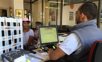 A woman sending a package to her family in Venezuela.