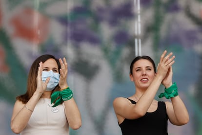 Irene Montero (derecha), junto a la ministra de Derechos Sociales, Ione Belarra, el 22 de mayo en un acto de Podemos en Valencia.