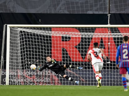 Lanzamiento de penalti de Memphis y parada de Dimitrievski.