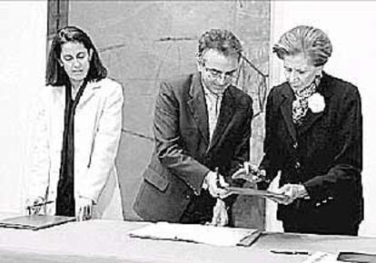 La alcaldesa Barcina (izquierda), el presidente Sanz y María Josefa Huarte al firmar el convenio.