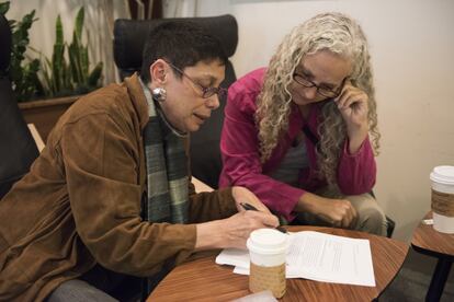 Madeline Eisner y Karen Emmons, ambas del departamento de comunicación, trabajan juntas para editar un proyecto en la cafetería del personal. Ellas han optado por pedirse un café.