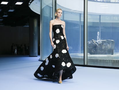 Volúmenes y lunares en Carolina Herrera