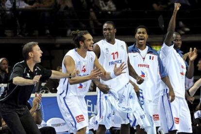 Los jugadores de Francia celebran una jugada en el banquillo.