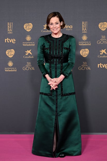 Sigourney Weaver, premio Goya Internacional 2024, con un sobrio vestido verde firmado por el norteamericano Thom Browne y joyas de Suárez.