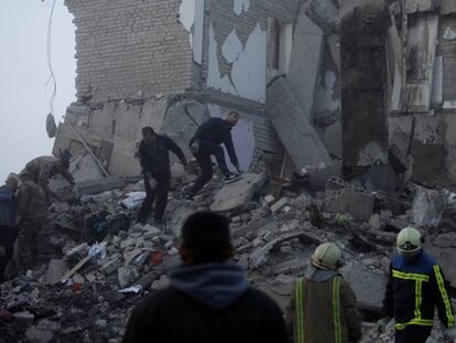 Personal de rescate entre los restos de un edificio en Thumane.