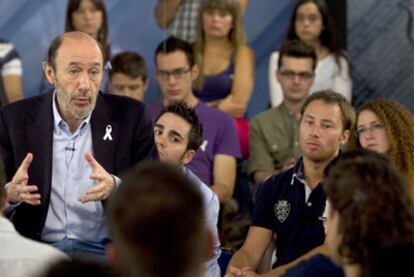 Rubalcaba conversa con miembros de las Juventudes Socialistas en la sede del PSOE.