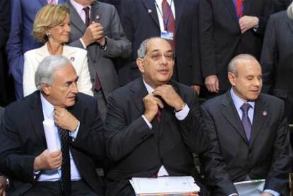 El director gerente del FMI, Dominique Strauss-Kahn (izquierda); el ministro de Finanzas egipcio, Youssef Boutros-Ghali (centro); su homólogo brasileño, Guido Mantega, y la vicepresidenta española Elena Salgado posan durante la reunión del FMI.