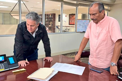 Martín González, padre de Carlos y Óscar, recibido por Juan Sabines (izquierda), el 21 de julio de 2025.