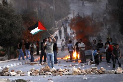 Protesta de jóvenes palestinos en Beit Fajjar tras la quema de la mezquita de la localidad.