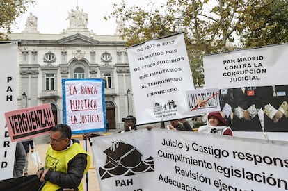 Protesta de la Plataforma de Afectados por las Hipotecas ante el Tribunal Supremo.