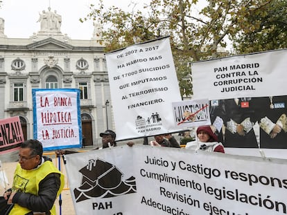 Protesta de la Plataforma de Afectados por las Hipotecas ante el Tribunal Supremo.