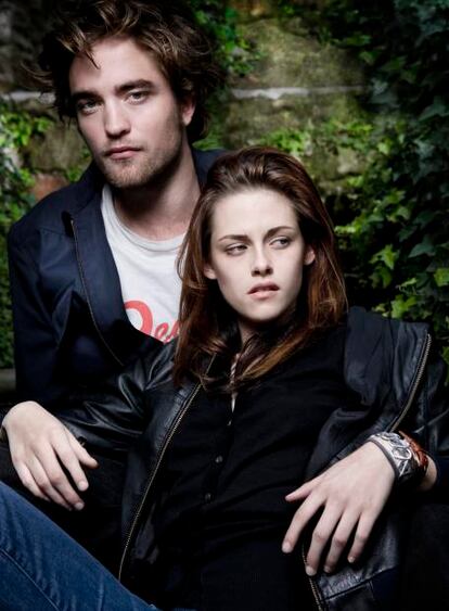 La relación entre Robert Pattinson y Kristen Stewart, protagonistas de <i>Crepúsculo</i>, ha dado mucho de que hablar. Los rumores les han unido mil veces como pareja, algo que ellos no han hecho más que desmentir. Sin embargo cada vez parece más evidente que son algo más que amigos, según <i>Bang</i>, ambos han alquilado una planta del hotel Sheraton para vivir juntos mientras ruedan en Vancouver la tercera película de la película de la saga.