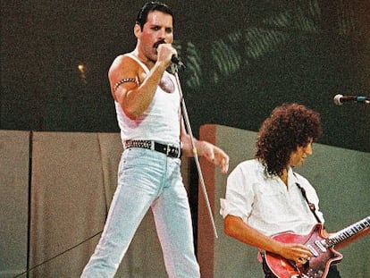 Freddie Mercury, con su camiseta ceñida de tirantes, y Brian May con su melena leonina. 13 de julio de 1985. Estadio Wembley. Londres. El rock nunca lo olvidaría.