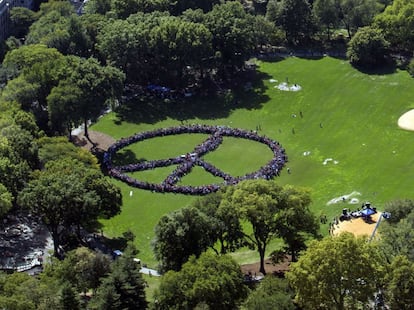 Miles de personas se reunieron este martes en Centrarl Park para formar un gigante símbolo de la paz en recuerdo al famoso cantante de los Beatles. Lennon, que nació el 9 de octubre de 1940 en Liverpool, hubiera cumplido este viernes 75 años.