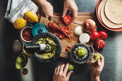 Gemma Miranda, del Colegio de Dietistas-Nutricionistas de Cataluña, elige una ración de guacamole con tortillas de maíz caseras; tacos con carne de pollo o res asada. Y, de postre, una crepa de cajeta ('crêpe' de dulce de leche), acompañada con frutas.  La experta recomienda consumir el aguacate con precaución. “No hay un límite establecido porque es un vegetal. Pero aconsejo solo uno a la semana. Y comerlo, por supuesto, recién preparado: las grasas oxidadas tiene afinidad con la pared arterial, pegándose y causando arteriosclerosis”. Los totopos –más conocidos como nachos–, mejor caseros. No se corte y pregunte: “Los industriales tienen mucha más sal y grasas”. ¿Tacos o burritos? “Lo que quiera, pero rellenos de pollo antes que de carne roja. Y sin queso, que de grasas ya va sobrado”. Si no se resiste a las crepas, que sean con fruta: “La fibra ayudará a que no absorba parte de las grasas”.