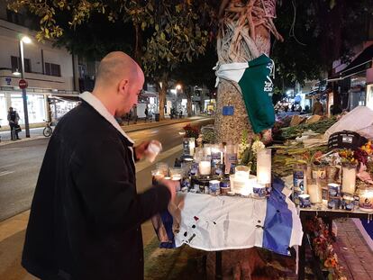 Yoav enciende una vela en la terraza del bar Ilka en Tel Aviv, donde perdió la vida el 7 de abril su amigo Eytam Magini. / J. C. S.