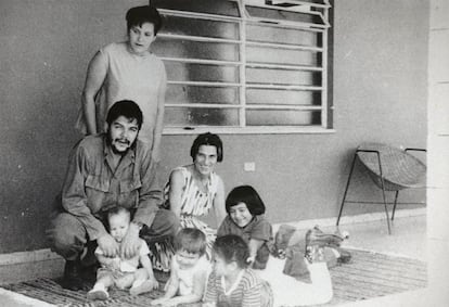 Aleida March, atrás de Che; na frente, os quatro filhos do casal, Aleida, Celia, Camilo e Ernesto. À esquerda do guerrilheiro, sua mãe