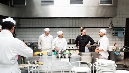 Hannah Hillebrand da clases de cocina a un grupo de refugiados en Hamburgo.