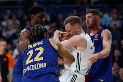 El alero bosnio del Real Madrid Dzanan Musa pelea un balón con varios jugadores del Barça durante el partido de la jornada 27 de la EuroLiga.