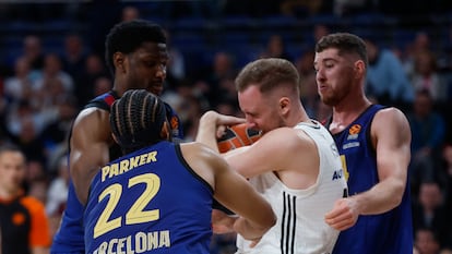 El alero bosnio del Real Madrid Dzanan Musa pelea un balón con varios jugadores del Barça durante el partido de la jornada 27 de la EuroLiga.
