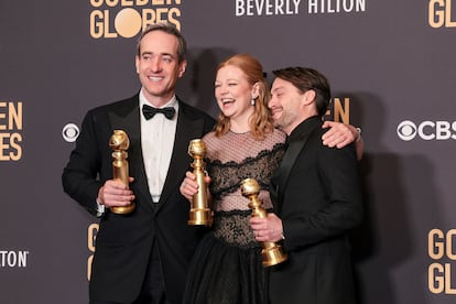 Los actores Matthew Macfayden, Sarah Snook  y Kieran Culkin, con sus Globos de Oro por sus papeles en la serie 'Succession', el 7 de enero de 2024 en el hotel Beverly Hilton de Beverly Hills, California.
