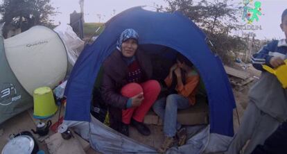 Fatima y su hijo Thaer, de 10 años, en su tienda de campaña frente al CETI.