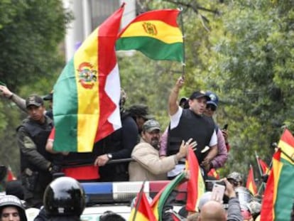 Los comités cívicos, grupos vecinales que encabezaron las protestas contra Morales, prosperan en un clima de exaltación religiosa. Su líder es el ultracatólico Luis Fernando Camacho