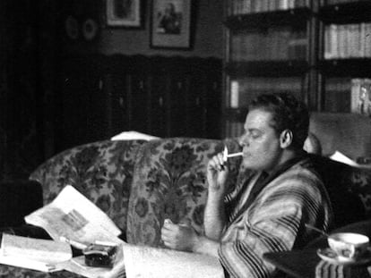 Joan Estelrich, en una imatge, ben definitòria del personatge, el 1930: llegint, en una estança senyorívola, i amb un punt hedonista.