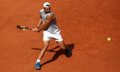 Nadal se dispone a golpear durante un entrenamiento en París.