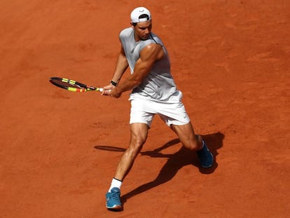 Nadal se dispone a golpear durante un entrenamiento en París.