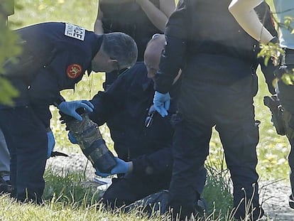 La polic&iacute;a francesa observan las armas encontradas en uno de los zulos cuya localizaci&oacute;n ha sido facilitada por ETA.