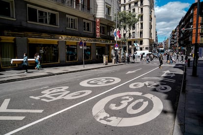 Señales en el suelo que indican la velocidad máxima de 30 kilómetros cerca de la Gran Vía en Madrid, este martes.